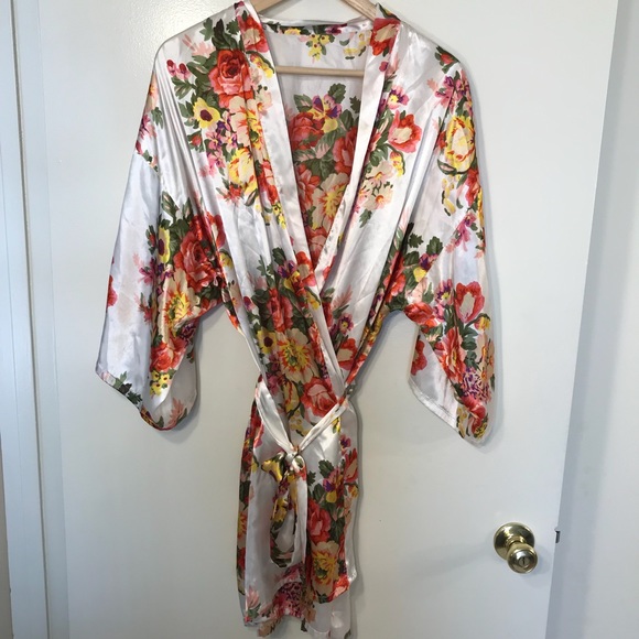 Other - Beautiful silky floral robe